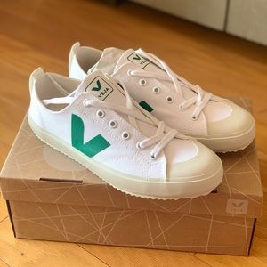 BNWT Veja Nova Canvas White